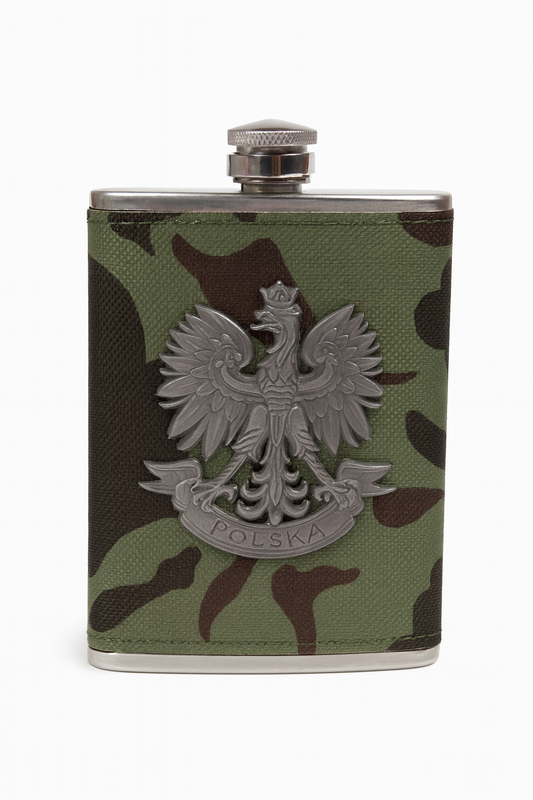 Piersiówka moro z godłem