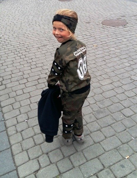 Mundurek moro w kamuflażu WZ93 z nadrukiem i wszytymi taśmami