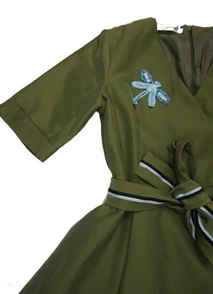 Sukienka khaki/oliwkowa damska z ozdobną ważką