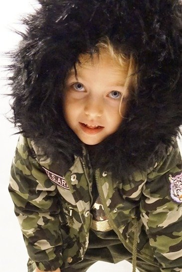 Kurtka zimowa dziewczęca/dziecięca parka moro z czarnym futrem, naszywkami i kapturem